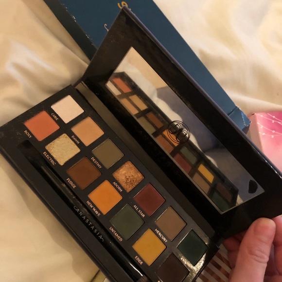 Makeup Pallet Bundle - Picture 2 of 4